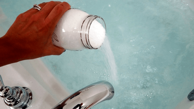 Badezimmer mit Erfrischungsgetränken, um ein Mitglied zu erhöhen
