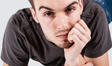 Ein Mann möchte seinen Penis auf natürliche Weise vergrößern.