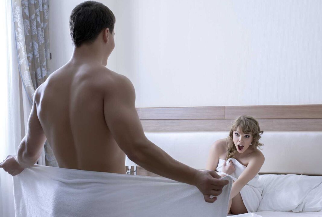 Das Mädchen ist angenehm überrascht von der Größe des Penis des jungen Mannes.