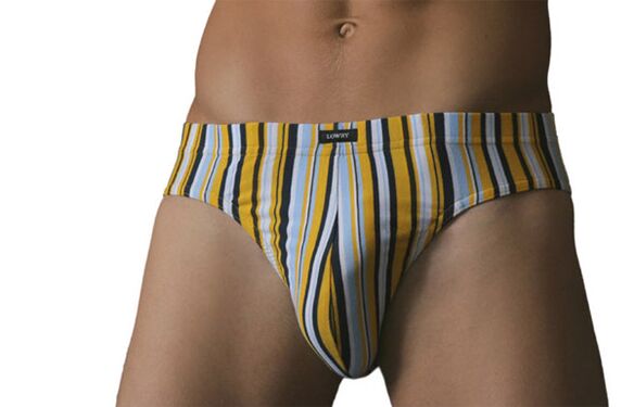Der Mann vergrößerte seinen Penis.